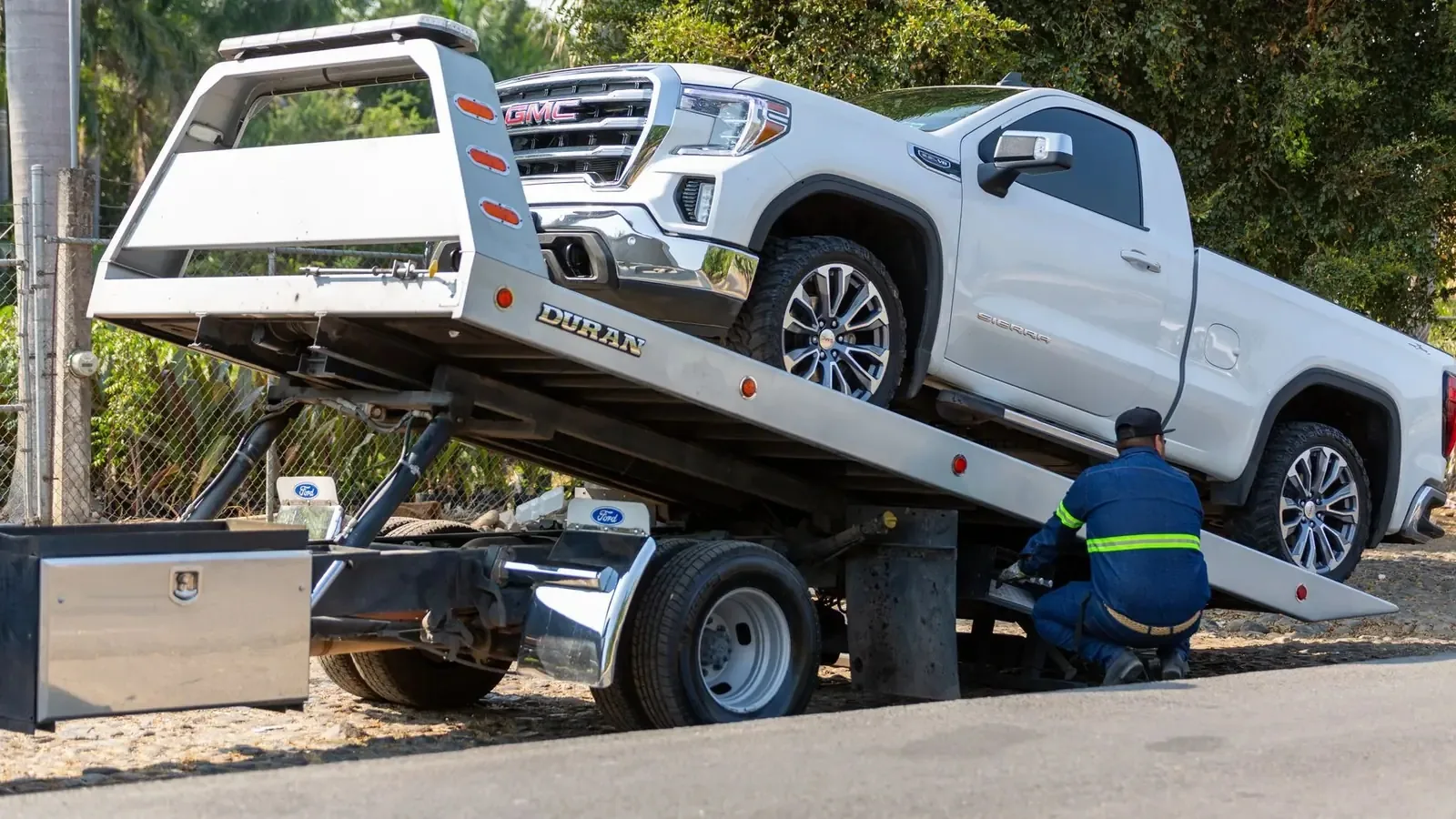 Tow truck loading a car on the shoulder of US-281 in Edinburg, TX